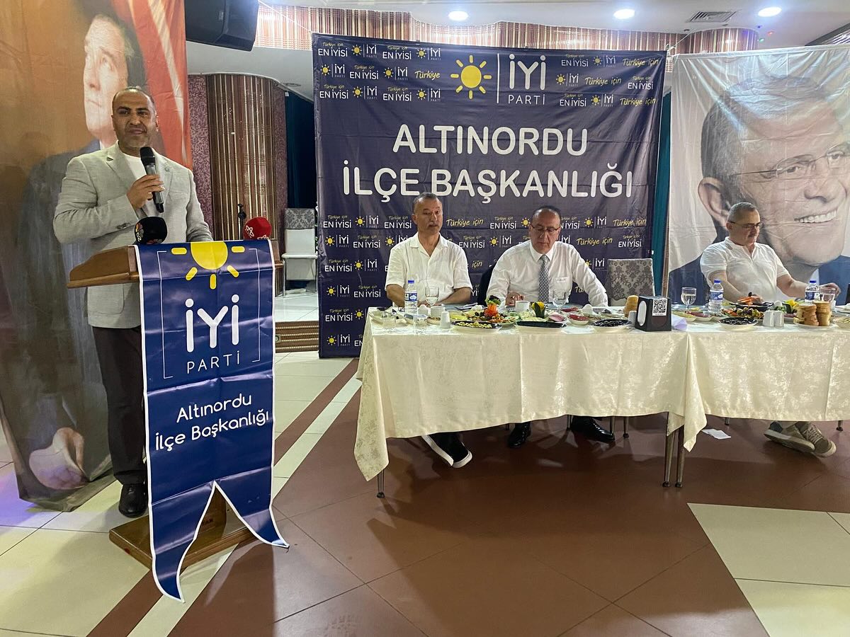 İYİ PARTİLİLER KAHVALTIDA BULUŞTU