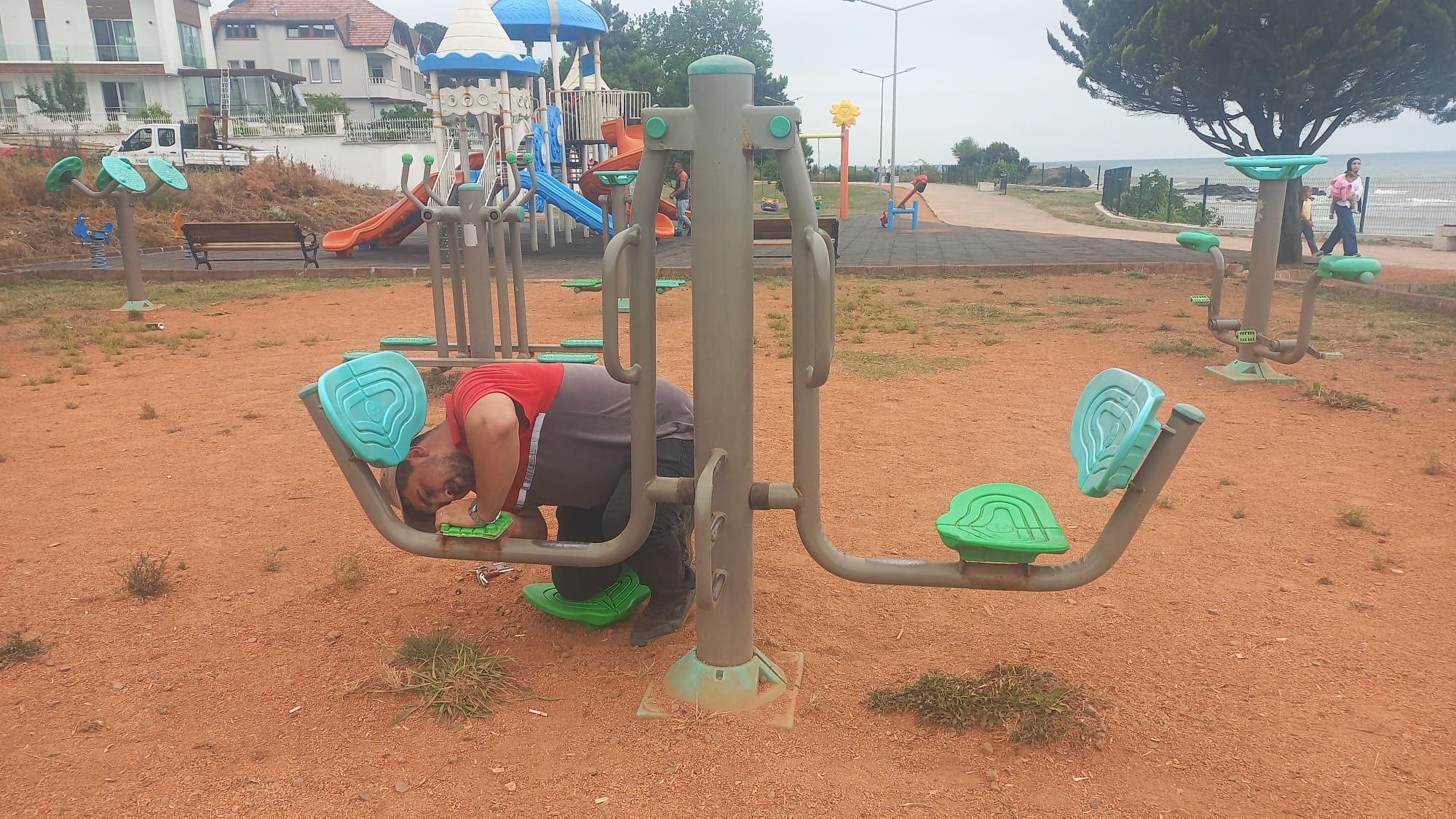 ZARAR VERİLEN KENT MOBİLYALARININ BAKIM ÇALIŞMALARINA DEVAM EDİLDİ