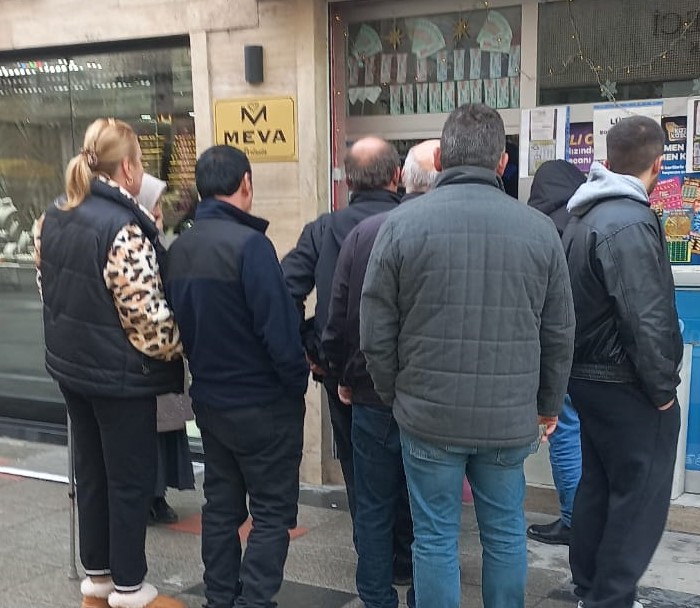 Milli Piyango Bilet Kuyruğu!