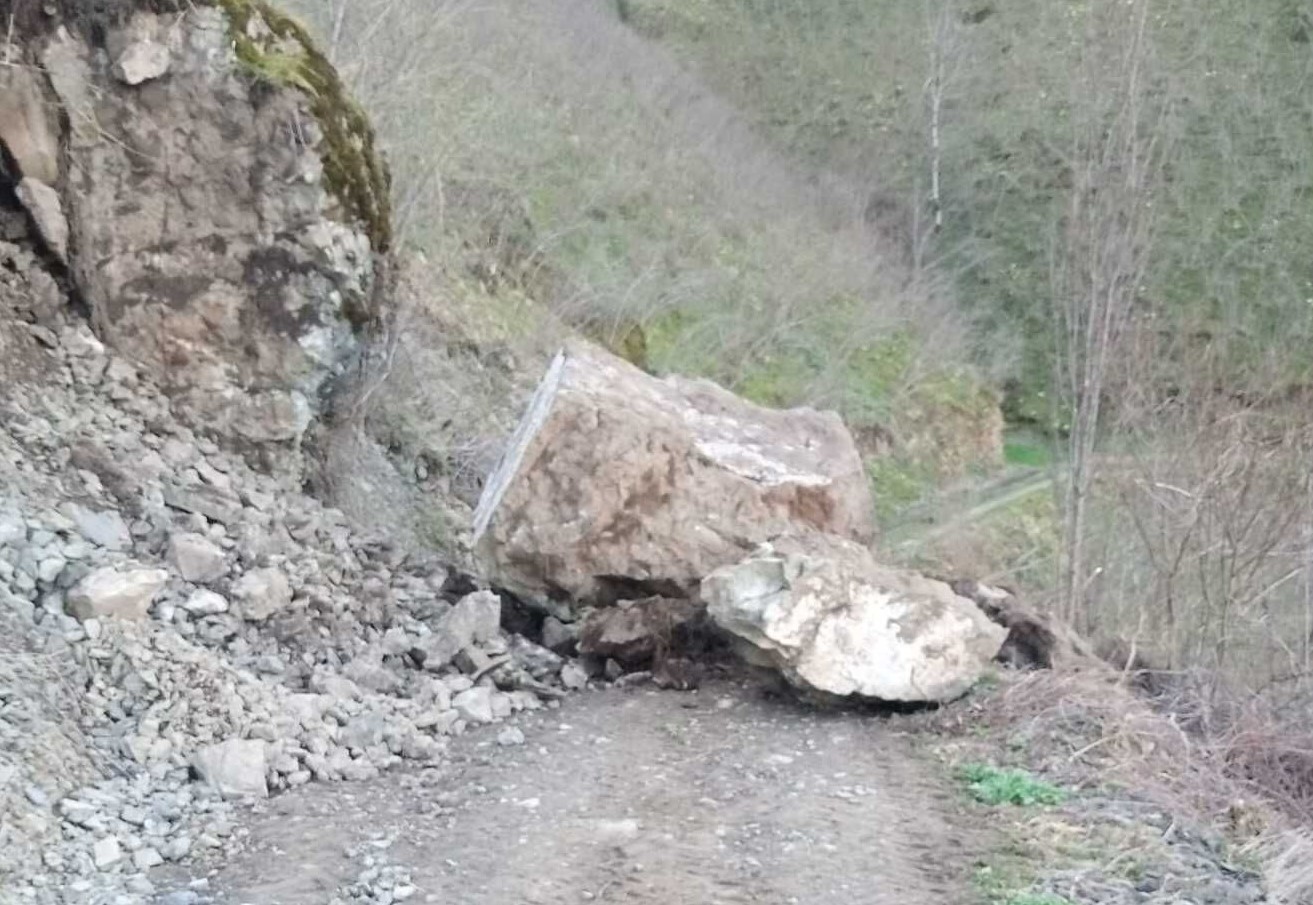 Heyelan Nedeniyle Yol Kapandı