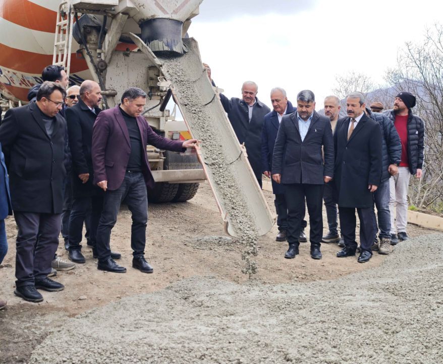 Akkuş’ta Beton Yol Atağı