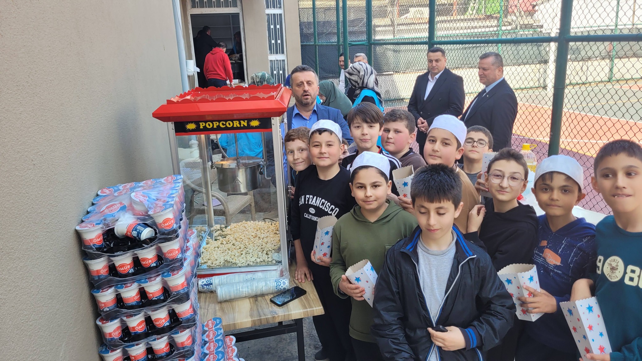 Hafız Öğrencilere İkram