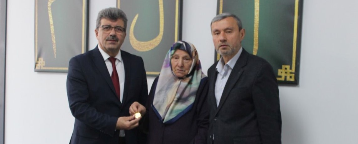 65 Yıllık Mehir Altınlarını Bağışladı