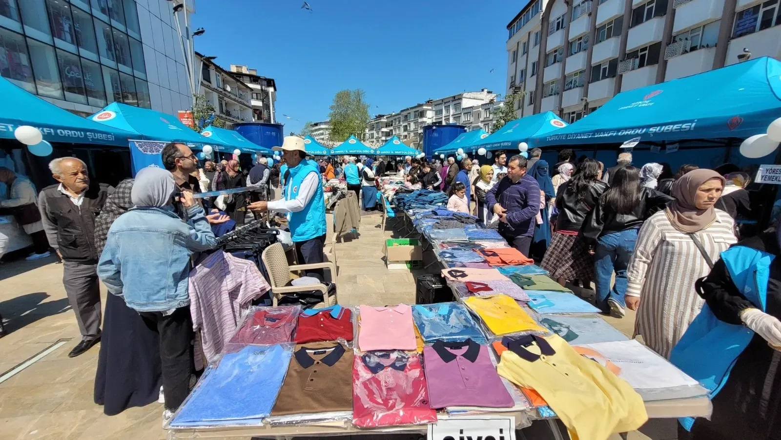 Hayır Çarşısı Yoğun İlgi Gördü